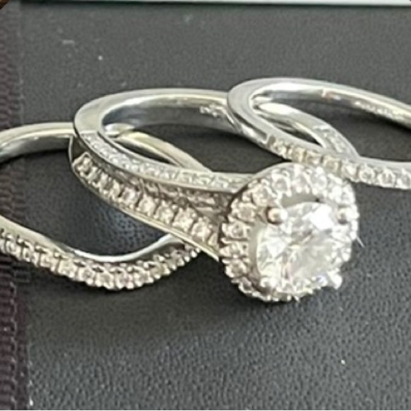 Vera Wang Bridal Ring Set - Picture 5 of 6